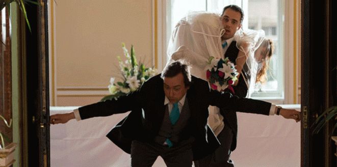 عروسة حسناء تنقلب حياتها رأسا على عقب في يوم زفافها ..ومسلح يفاجئ المعازيم في حفل الزفاف ويختطف العروسة بالقوة ويحرمها من ليلة الدخلة مع عريسها