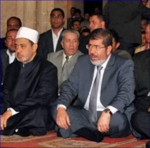 "صورة" أسرته تفجر مفاجأة بشأنه ... دفن نجل محمد مرسي حيًا في هذه المنطقة