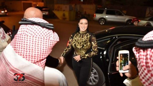 الفنانة ‘‘سمية الخشاب’’ التي كرمتها السعودية بـ‘‘ختم الرسول’’ تفاجئ الجمهور السعودي بليلة ساخنة في موسم الرياض .. شاهد