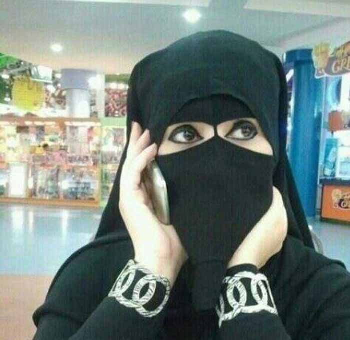 شاهد بالفيديو..يمنية وزوجها يشعلان كل مواقع التواصل الاجتماعي بسبب احتفالها برأس السنة الميلادية بطريقة جريئة وفاضحة لا تحدث الا في الافلام  ( شاهد الفيديو الجرئ ) 