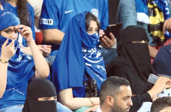 عدسة محترفه توثق المفاجأة .. شاهد ما حدث لـ7مضيفات في الخطوط الجوية السعودية بشكل جماعي مع السائق (فيديو يكشف المستور)