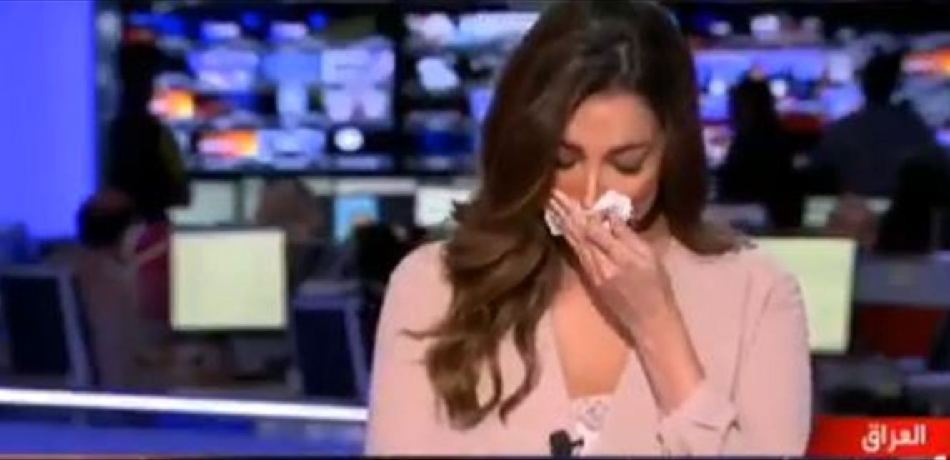 مذيعة قناة العربية ‘‘تنهار‘‘ على الهواء مباشرة وتبكي بحرقة لحظة إذاعة خبر وفاة زميلتها نجوى قاسم .. (فيديو مؤثر) شاهد