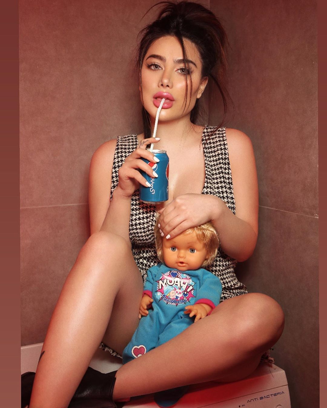 تراند اليوم : دمية بين فخذي إنجي خوري بصورة مثيرة وهي تعلّق: "ولّعي"