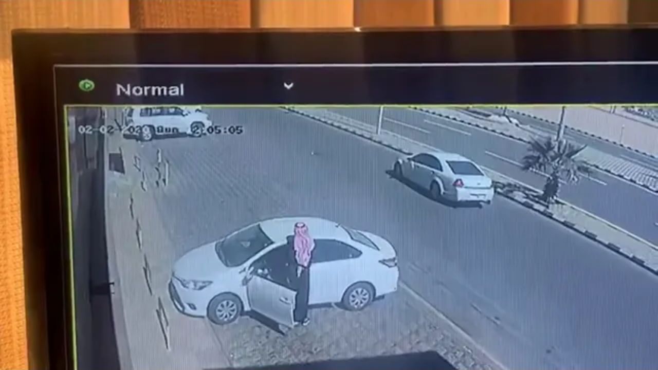 قاتل مرعب يظهر في وسط النهار بمدينة حائل السعودية .. وينفذ أول جريمة قتل .." شاهد الفيديو الصادم الذي وثقته كاميرا مراقبة"