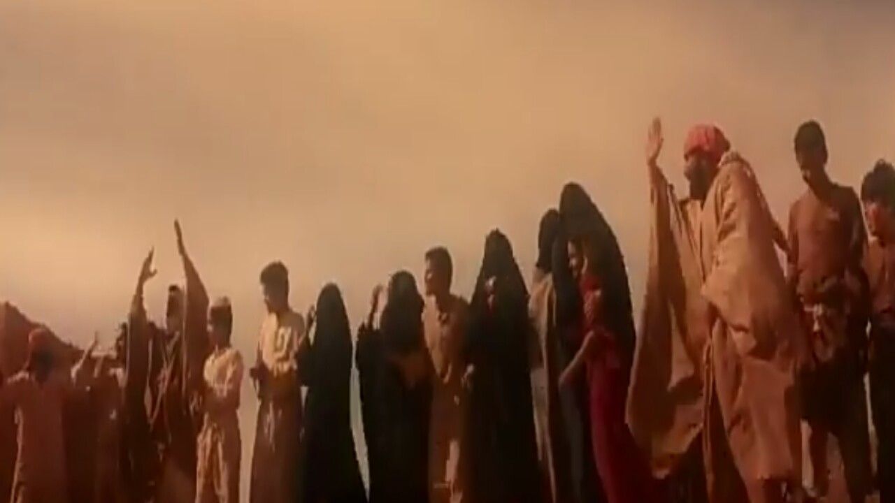 شاهد.. فرحة أهل القصيم عندما أرسل الملك سعود لهم الأكل بعد سيل الغرقة