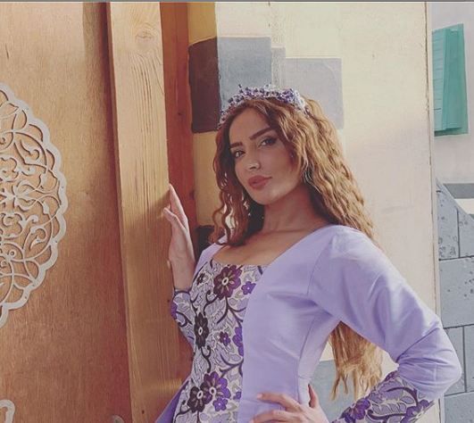 هل تذكرون الفنانة السورية "جانيار حسن" التي لعبت دور (بنت ابو ظافر) في مسلسل باب الحارة .. شاهدو الصور الفاضحة التي نشرتها اليوم .. بصدر بارز ومؤخرة منفوخة