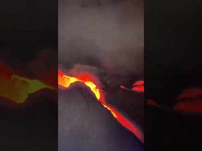 شاهد بالفيديو: خروج حمم بركانية من باطن الارض في اكبر دولة عربية
