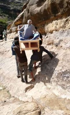 صور.. اربعة ابناء في الضالع ينقلون والدهم بالمجنز " النعش" مثل الميتين .. والسبب