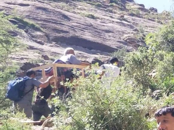 صور.. اربعة ابناء في الضالع ينقلون والدهم بالمجنز " النعش" مثل الميتين .. والسبب