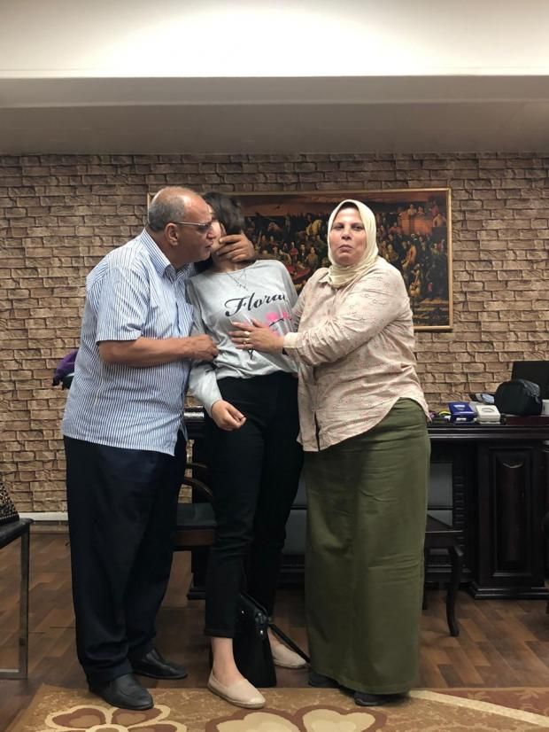 الصور الأولى للطالبة فرح بعد العثور عليها بصحبة أسرتها: قبلات وأحضان