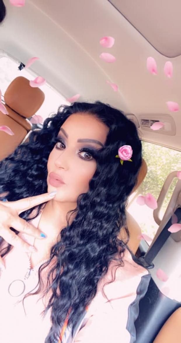 «سمية الخشاب» بشعر كيرلي و«لوك» أطفال.. ومتابعون: إيه ده؟