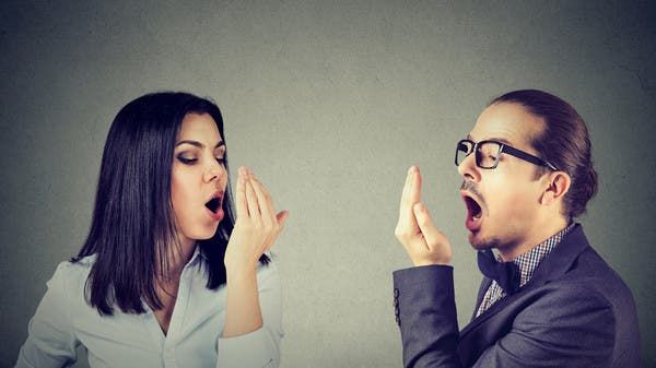 رائحة فم كريهة وراءها 10 أسباب.. بعضها خطير!