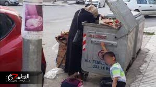 شاهد.. سيدة تركية تبحث عن الطعام في القمامة لصغارها في عهد أردوغان