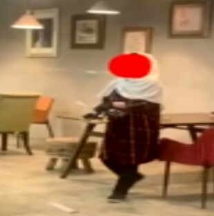 مشهور يصور فتاة تعمل في مقهى ويتنمر عليها.. وقانوني: ارتكب جريمتين