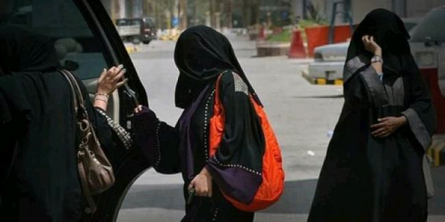 بالفيديو .. يمنية توثق محاولة شاب التحرش بها في حافلة !