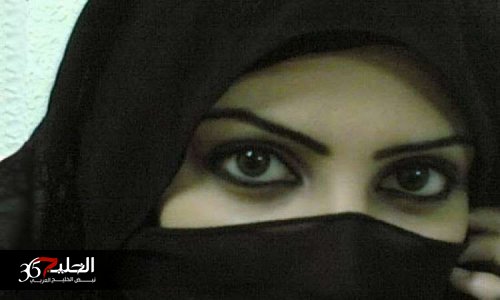 سيدة أعمال سعودية أغرت سائقها الخاص فأخذها الى مكان مهجور ومارس معها الجنس.. لكن نهاية المتعة كانت مؤلمة وغير متوقعة.. شاهد لحظة القبض عليهم