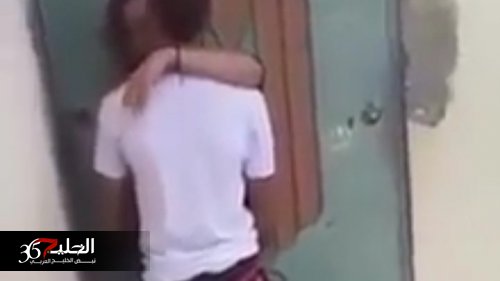 "بحضن دافئ وقبلة ساخنة" .. كويتية تهتك عرض عامل بالبقالة وعندما افاق من سكرته اكتشف أنه وقع بالفخ وكانت خسارته ثمينة ..شاهد