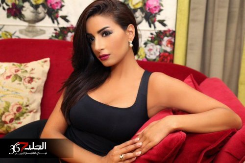 نجمة مسلسل "البرنس" تصدم المتابعين بصور ساخنة.. ظهرت شبه عارية واستعرضت أردافها بطريقة فاضحة.. شاهد