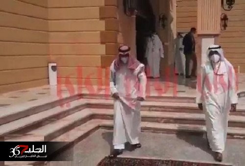 دون حراسة .. شاهد الأمير ‘‘نواف الأحمد’’ يخرج من صلاة الجمعة ويقود سيارته بنفسة