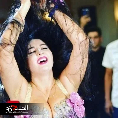 شاهد .. الراقصة صافيناز تضع هذا الشئ داخل منطقتها الحساسة في وصلة رقص فاضحة