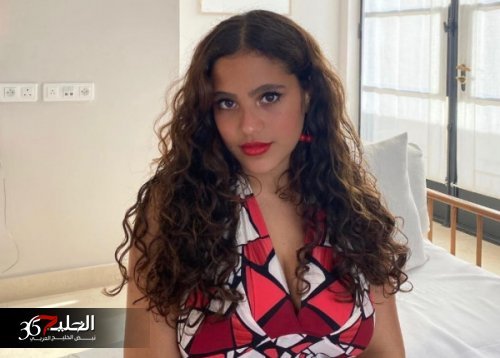 بدون خجل.. ابنة الهضبة عمرو دياب ترفع أقدامها وتنام أمام شاب غريب ..شاهد الان