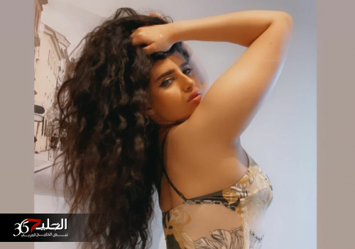 مشهورة سناب شات في السعودية تستلقي على السرير بلباس مكشوف وترفع ساقها وتكشف المستور