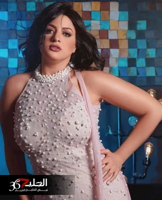 شاهد .. مني فاروق تبرز مفاتنها بأضيق هوت شورت والقميص المفتوح