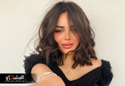 المشهورة السعودية مودل جيجي تستعرض جسمها العاري كما خلقها الله على السرير