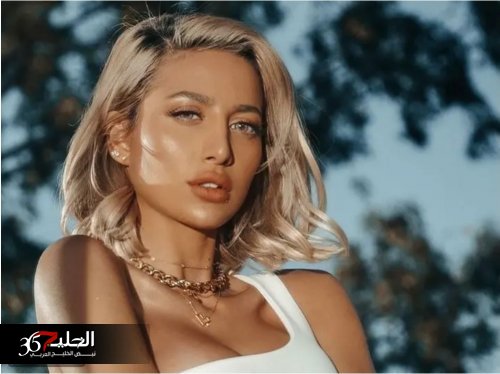 بدون خجل.. المشهورة السعودية مودل روز تحتفل بلباس النوم و بوضعيات مخلة مع شاب في المسبح