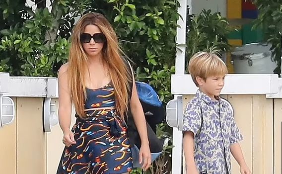 شاكيرا فى رحلة على متن قارب بصحبة ابنها ساشا