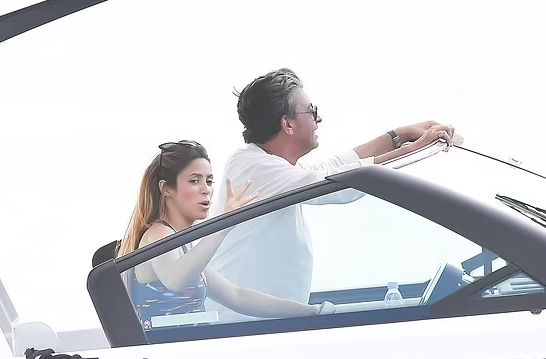 شاكيرا فى رحلة على متن قارب بصحبة ابنها ساشا