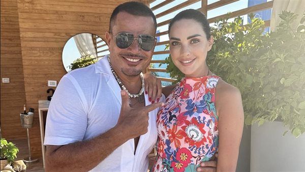 قُبلة عمرو دياب وداليدا خليل تشعل إنستجرام.. والجمهور: "فترة ويتركك"