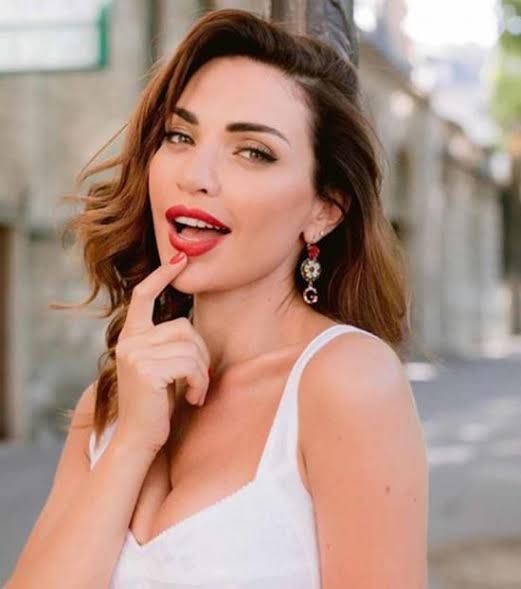 قُبلة عمرو دياب وداليدا خليل تشعل إنستجرام.. والجمهور: "فترة ويتركك"