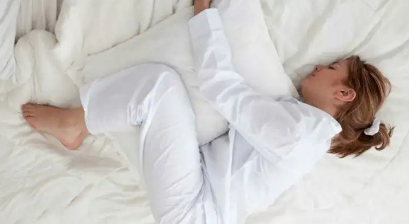 إذا كنت تنام مع وضع وسادة بين ركبتيك! علمياً .. هذا ما يحدث لجسمك