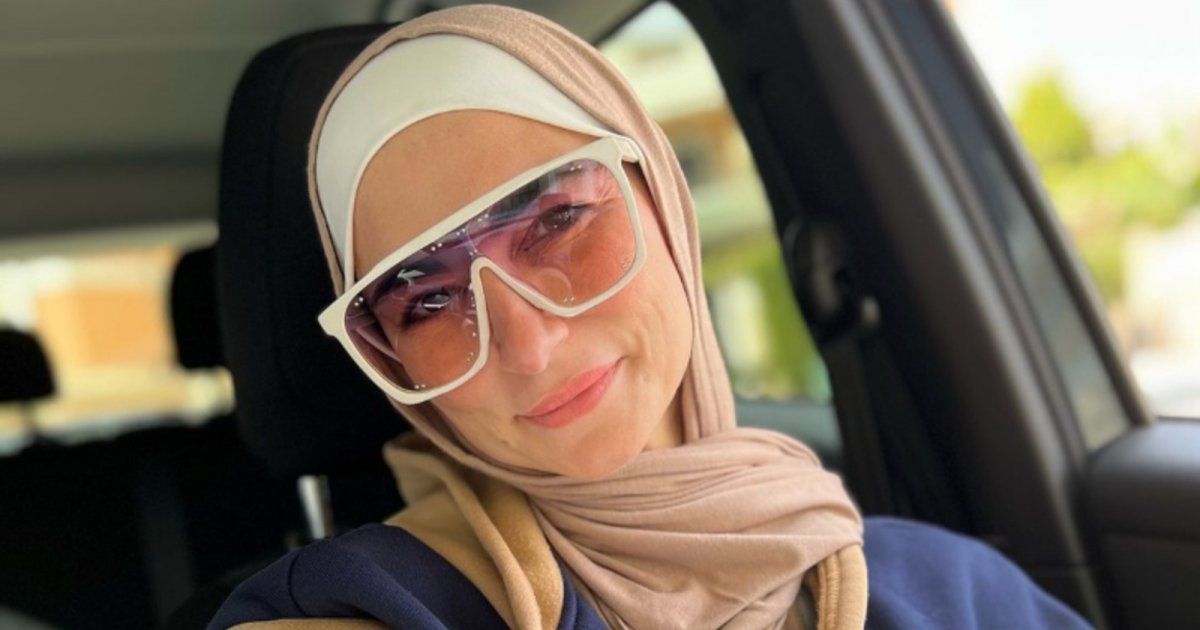 مخرجة معتزلة تطل في فيديو عن عقوق الوالدين .. وتثير جدلاً واسعاً بين مؤيداً ومعترضاً