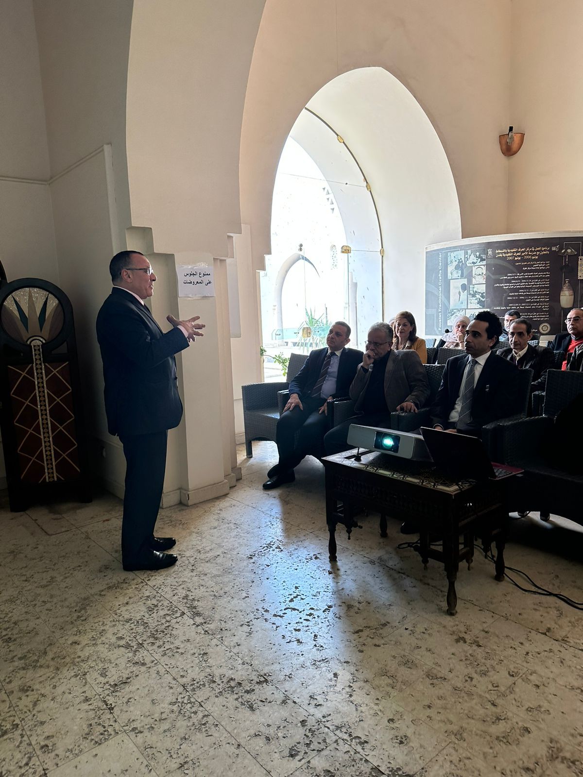 اجتماع موسع بين ممثلي الثقافة والتجارة والصناعة لمناقشة التعاون وسُبل تسويق منتجات الحرف التراثية