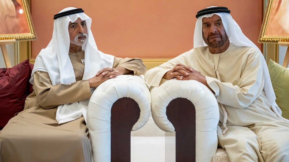 طحنون بن محمد والشيوخ يتقبلون التعازي في وفاة مهرة بنت خالد