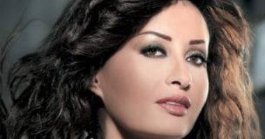 نبيلة عبيد وأشرف زكى يقدمون التعازى لـ لطيفة فى وفاة والدتها