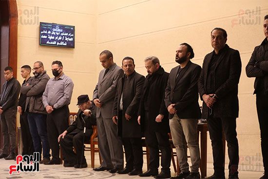 حمادة هلال وأحمد جمال وسعد الصغير بعزاء والدة الموزع أحمد عادل.. صور