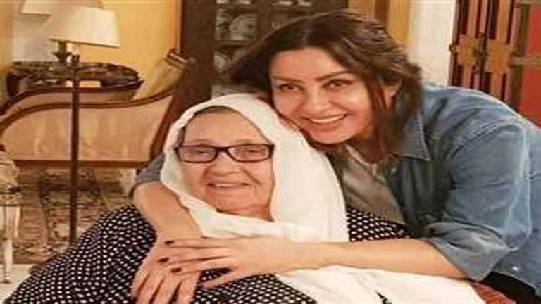 نبيلة عبيد تنعى والدة لطيفة بهذه الكلمات