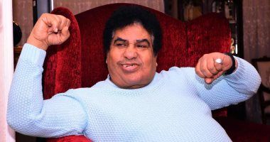 أحمد عدوية يطمئن جمهوره على حالته الصحية ساخرا: رجلى اتجزعت وأنا بلعب كرة قدم