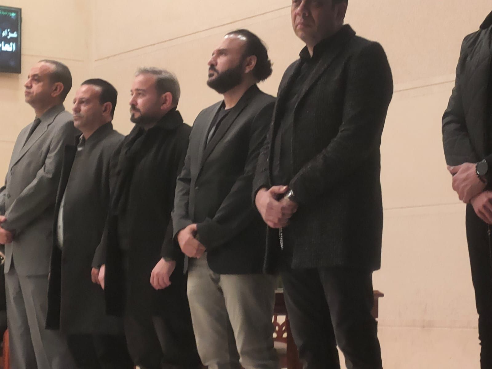 عصام كاريكا والمنشد مصطفى عاطف يقدمان واجب العزاء فى والدة الموزع أحمد عادل