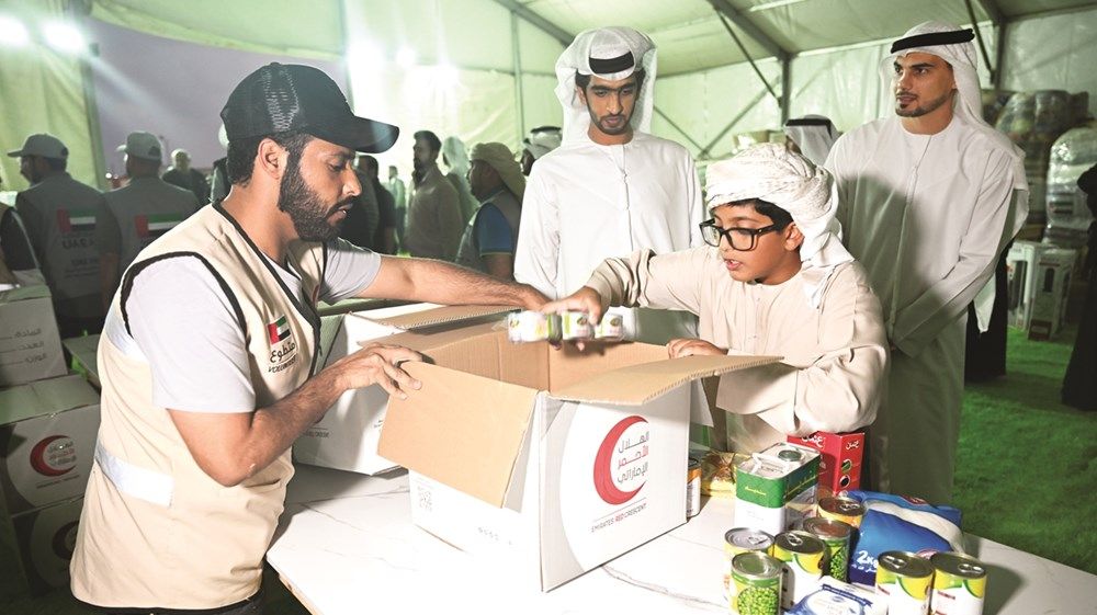 شخبوط بن نهيان يتفقد مستودعات المساعدات الإماراتية الإغاثية الموجهة إلى غزة