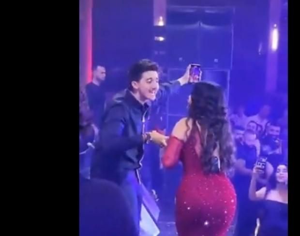 معجب يقتحم حفل هيفاء وهبي في رأس السنة ببيروت.. رد فعلها غير متوقع