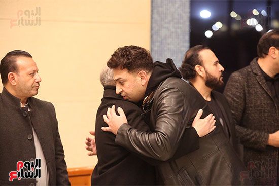 حمادة هلال وأحمد جمال وسعد الصغير بعزاء والدة الموزع أحمد عادل.. صور