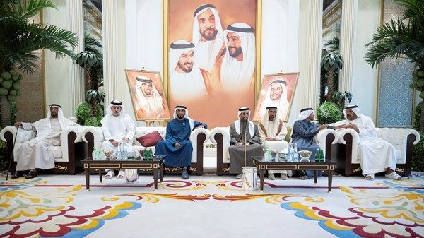 طحنون بن محمد والشيوخ يتقبلون التعازي في وفاة مهرة بنت خالد