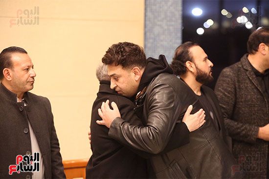 حمادة هلال وأحمد جمال وسعد الصغير بعزاء والدة الموزع أحمد عادل.. صور