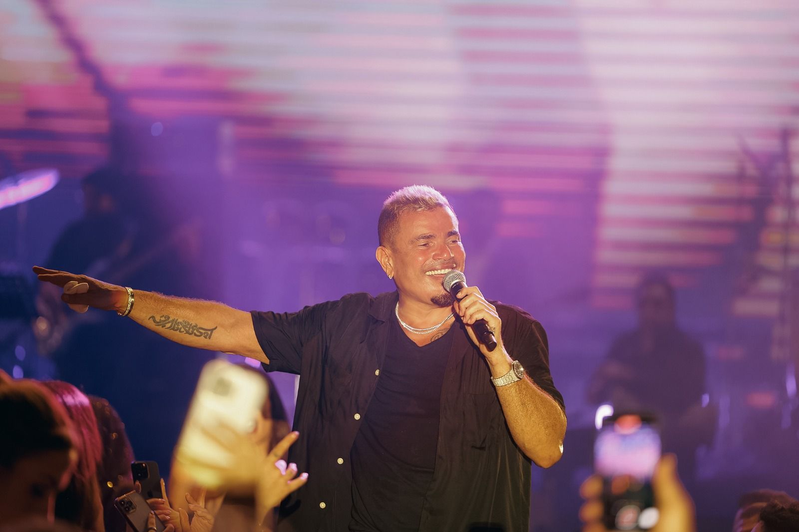 عمرو دياب يحيى حفل رأس السنة فى دبى ويغنى وسط جمهوره