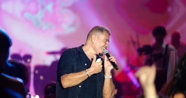 عمرو دياب يحيى حفل رأس السنة فى دبى ويغنى وسط جمهوره