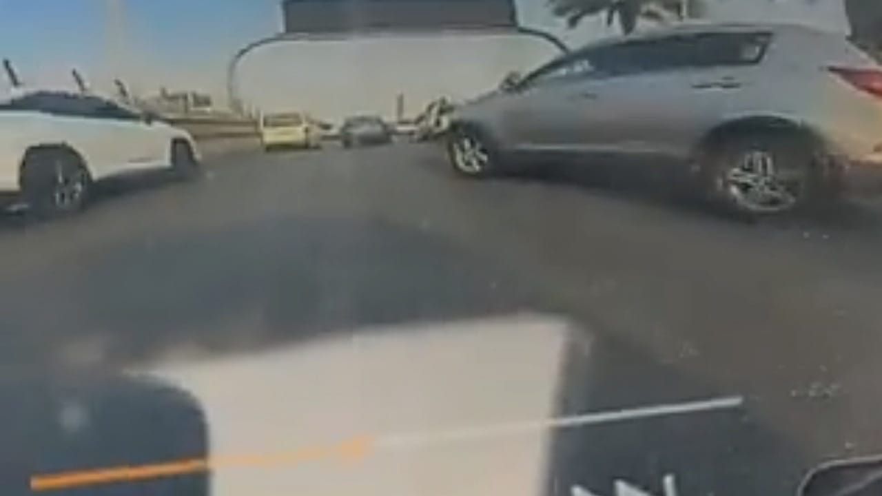 داش كام تنقذ شاب من التبلي عليه بعد تعرضه لحادث .. فيديو